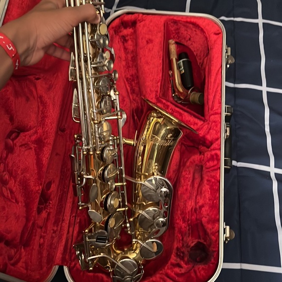 Saxophone - Picture 2 of 3